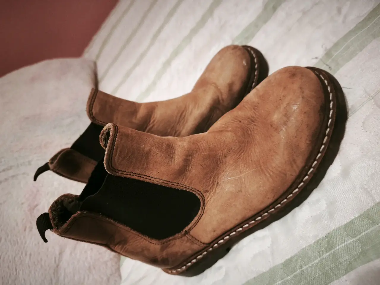 Botas de cuero marrón gastadas - miniatura 3
