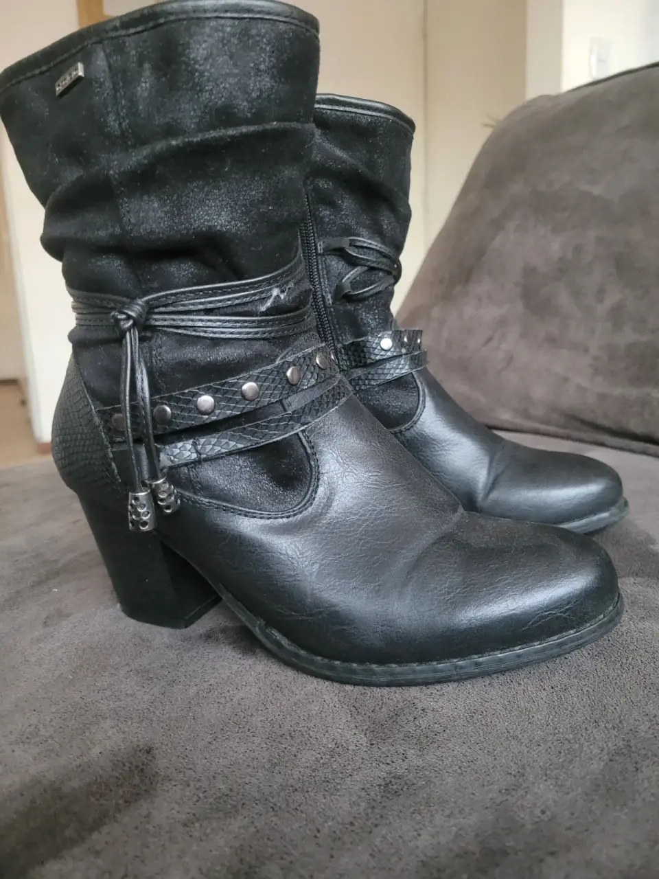 Botines negros de cuero - miniatura 1