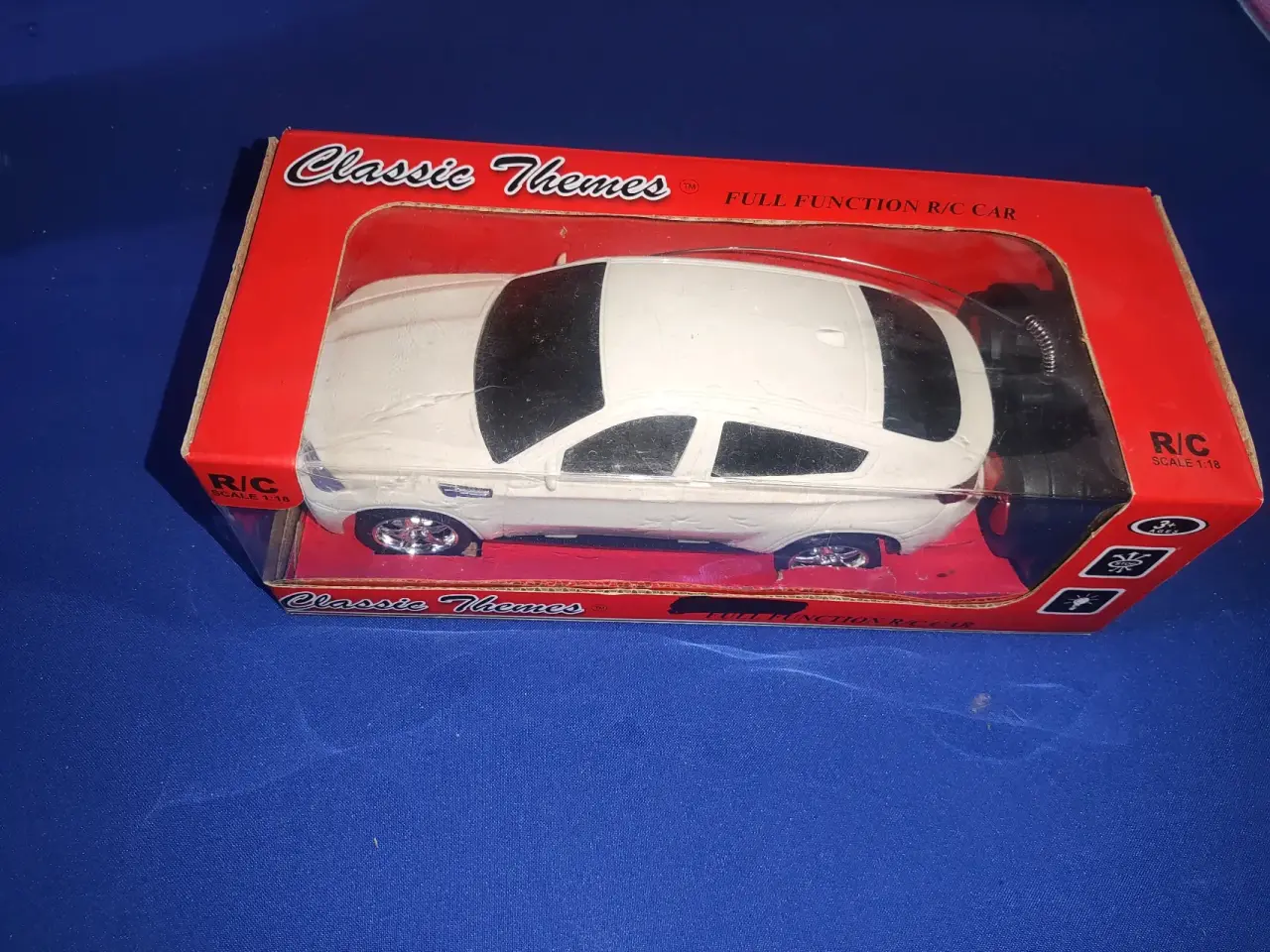 Auto a control remoto blanco - miniatura 1