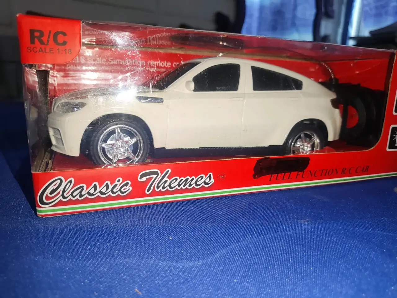 Auto a control remoto blanco - miniatura 2