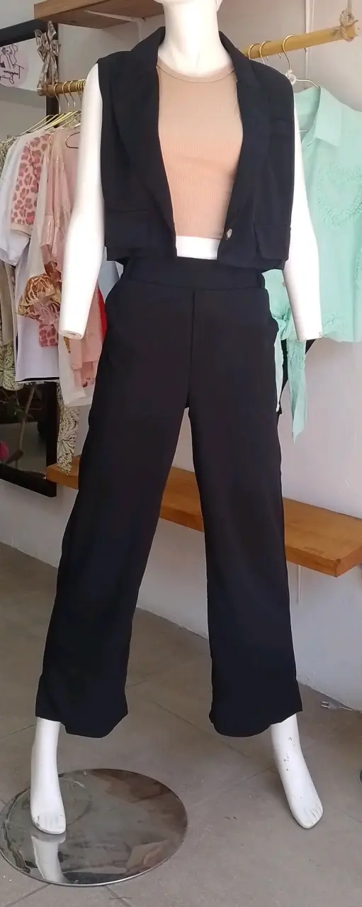Conjunto pantalón y chaleco negro
