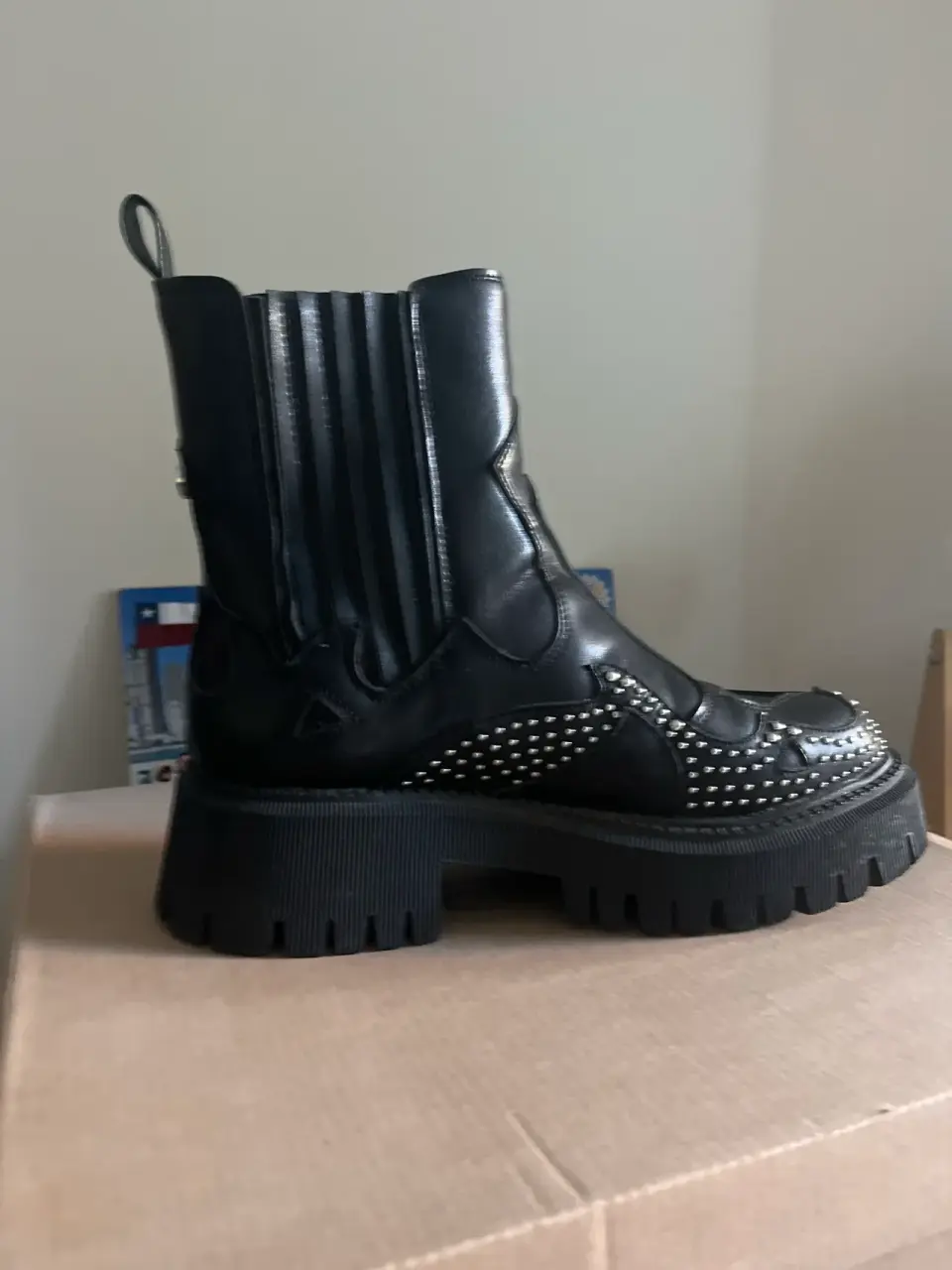 Botines negros con tachas - miniatura 1