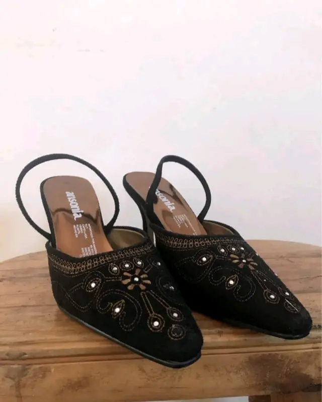 Zapatos negros con diseño bordado - miniatura 1