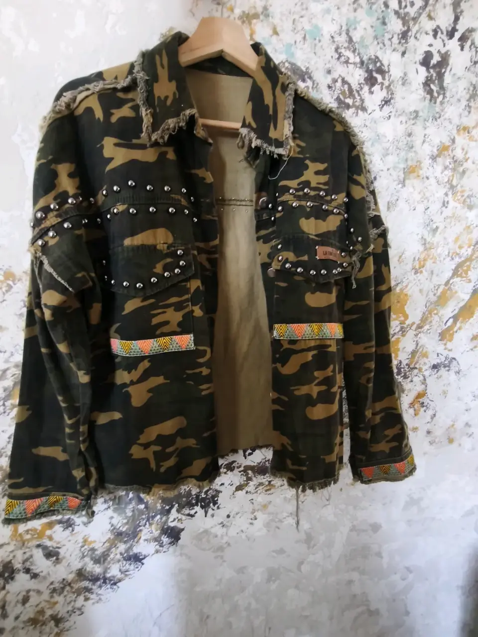 Chaqueta camuflada con tachas - miniatura 1