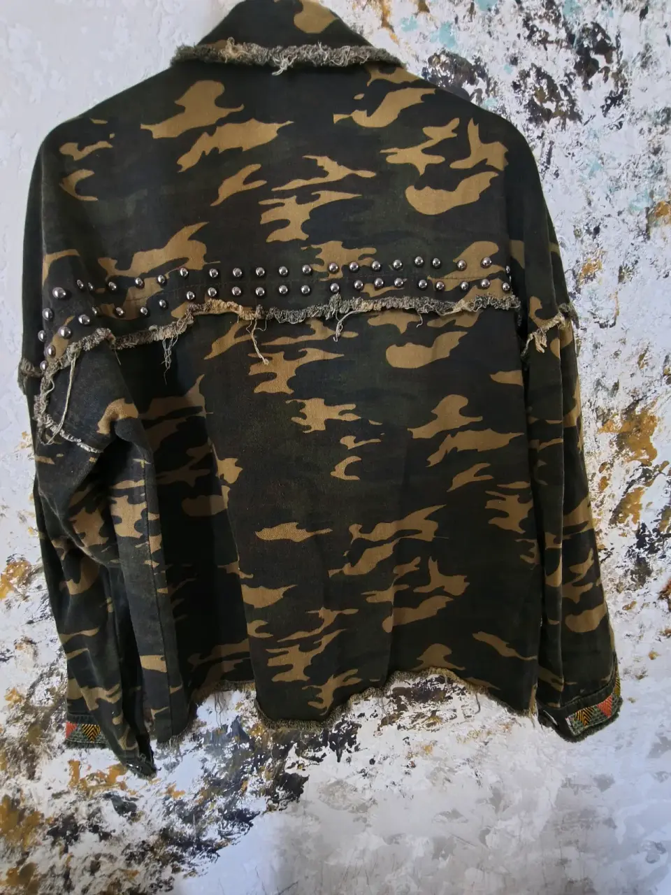Chaqueta camuflada con tachas - miniatura 2