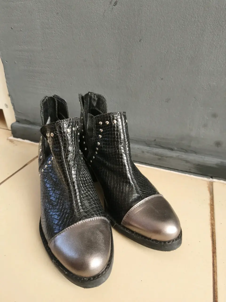 Botines negros con detalles metálicos - miniatura 1
