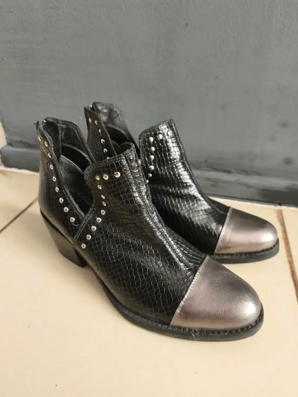 Botines negros con detalles metálicos - miniatura 2