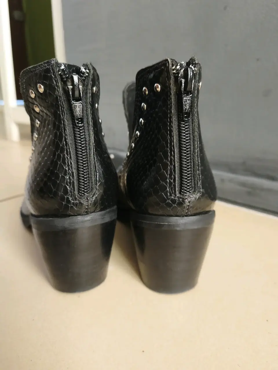 Botines negros con detalles metálicos - miniatura 3
