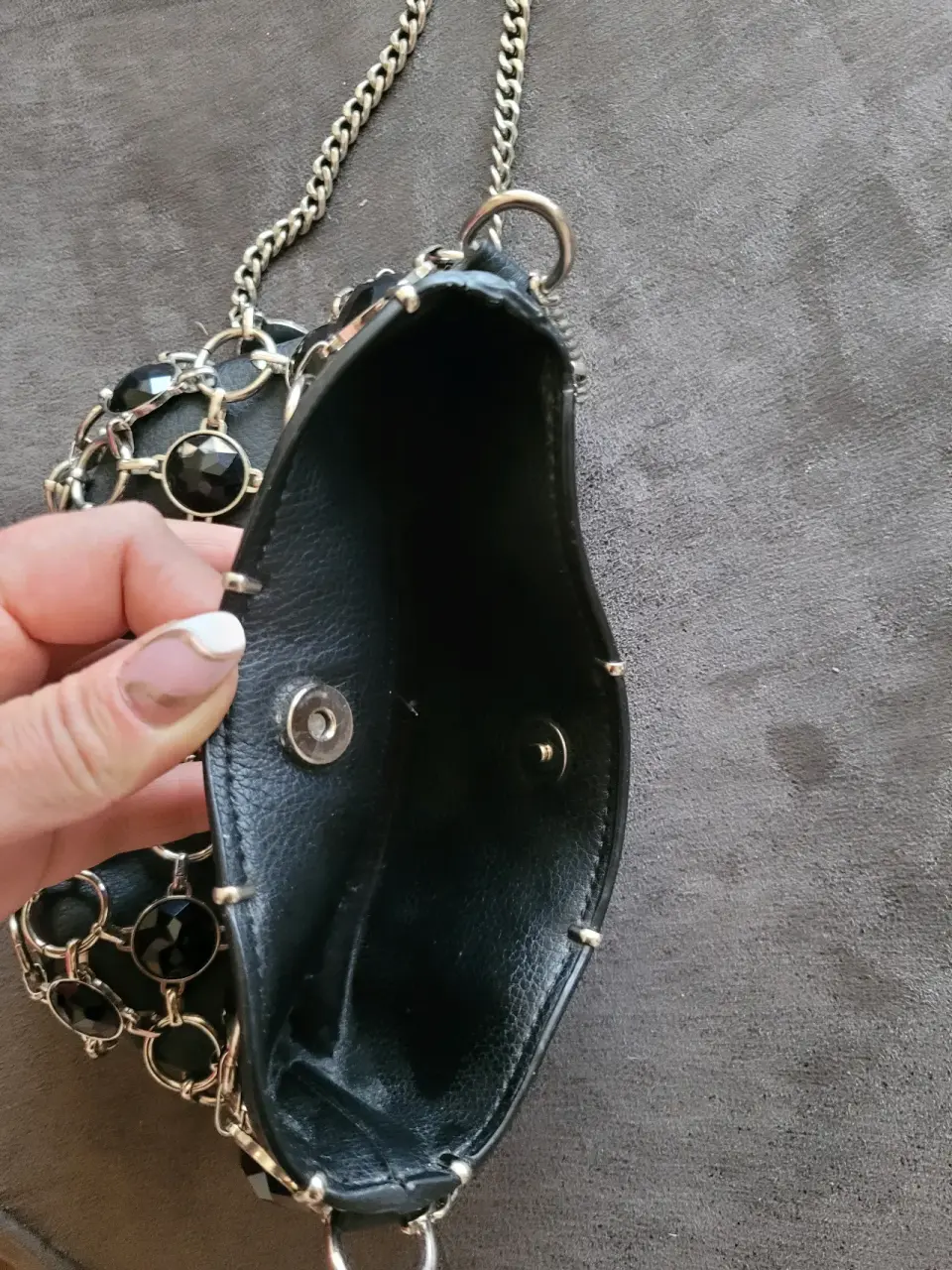 Cartera negra con cadenas - miniatura 4