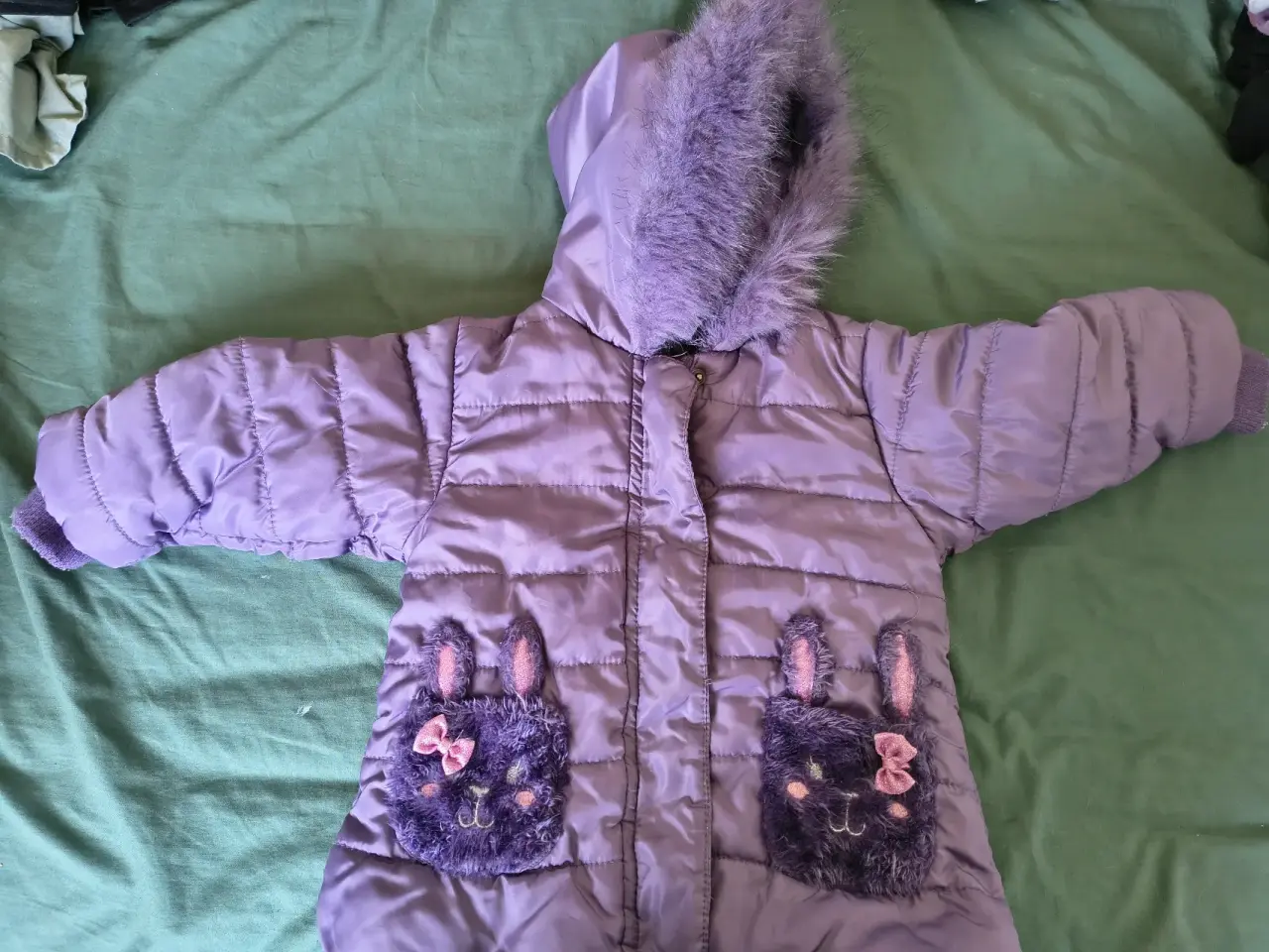 Parka morada con capucha de conejitos
