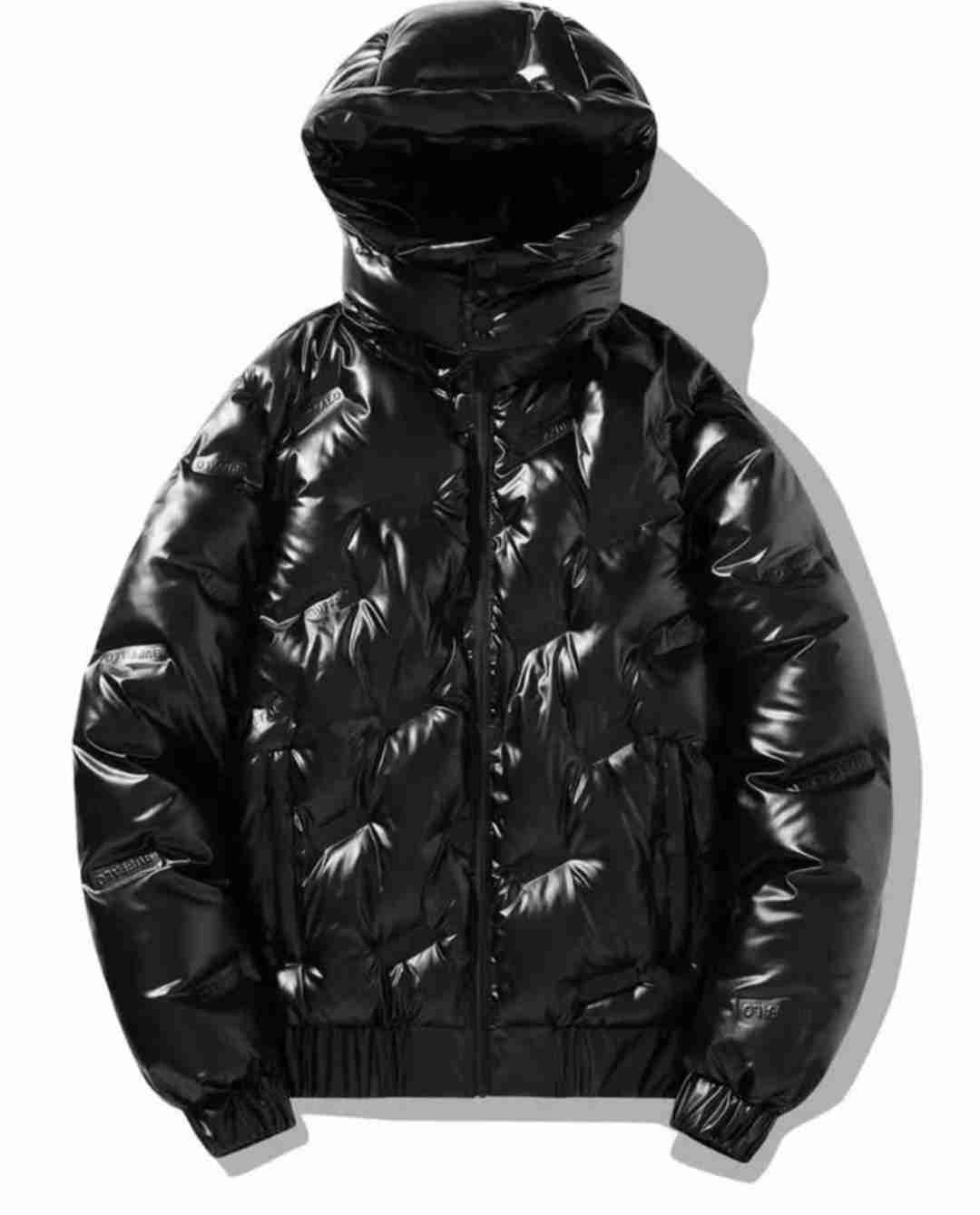 Chaqueta acolchada negra con capucha