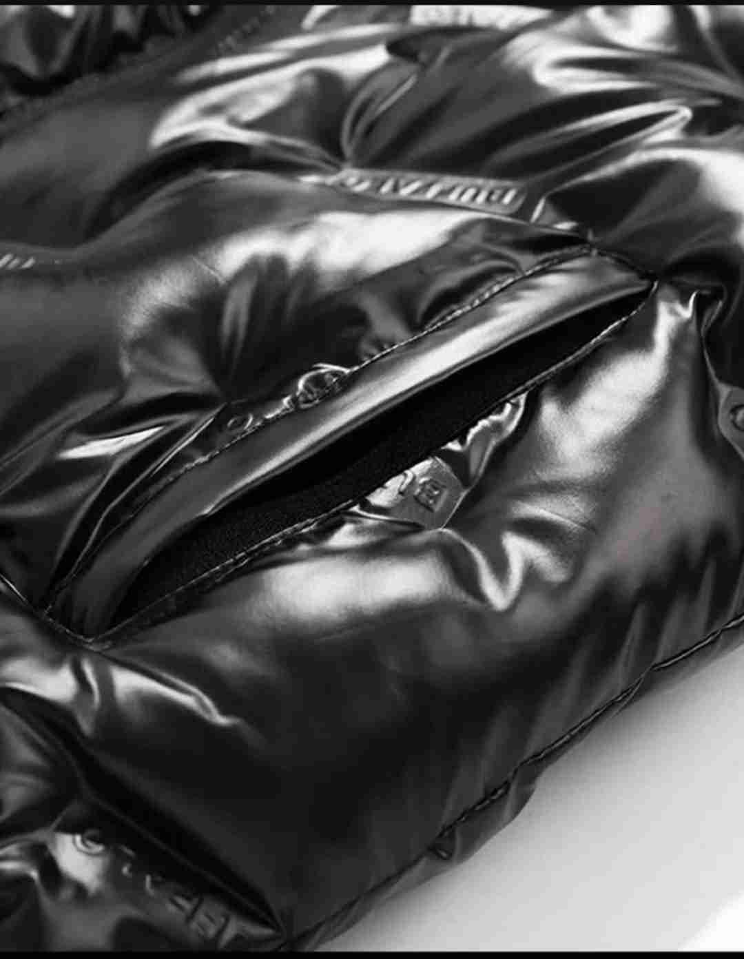 Chaqueta acolchada negra con capucha - miniatura 2