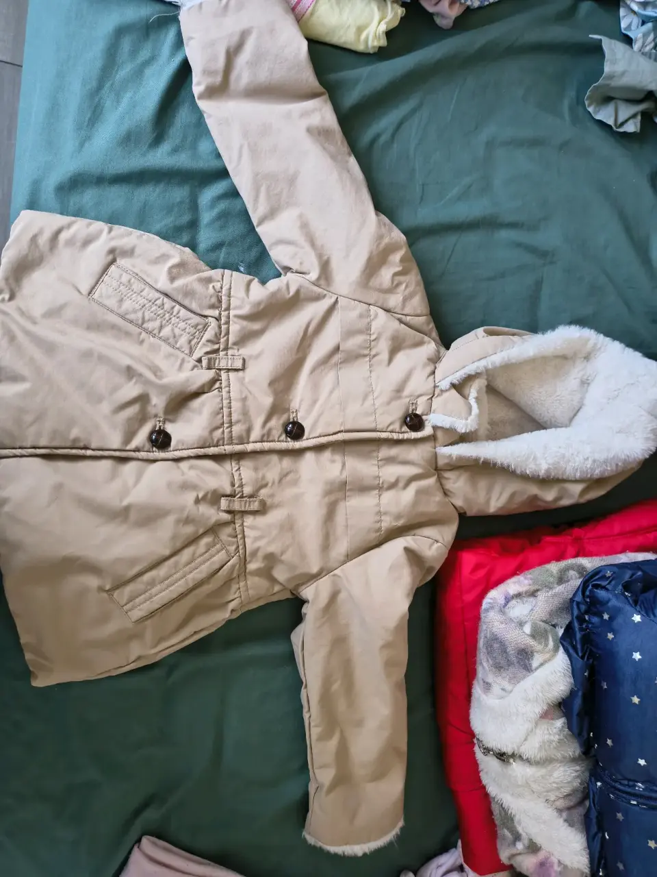 Abrigo beige con capucha de niña