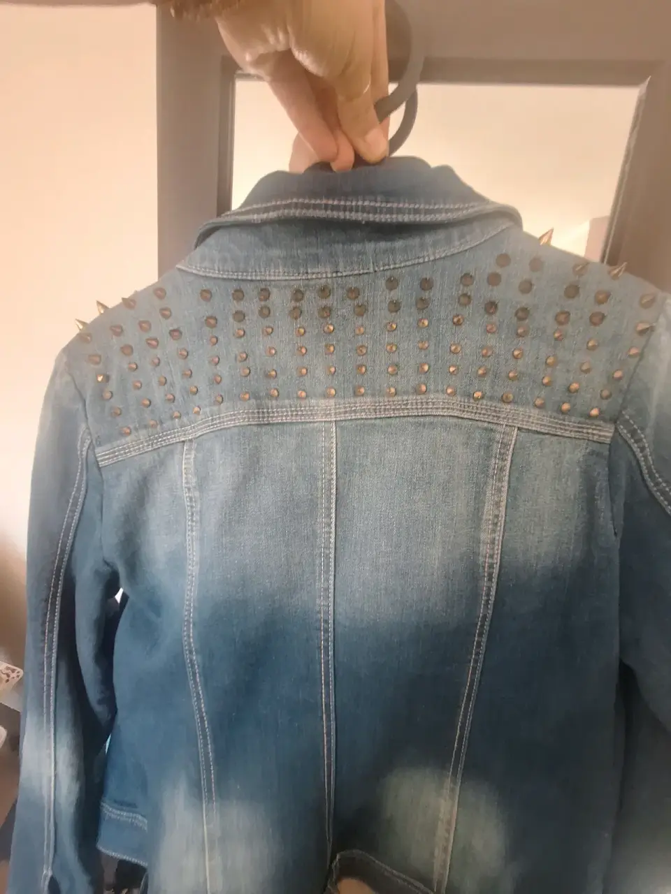 Chaqueta de mezclilla con tachas - miniatura 2