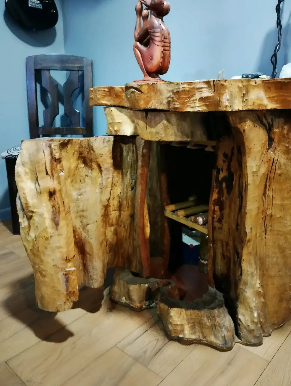 Mesa rústica de tronco tallado - miniatura 1
