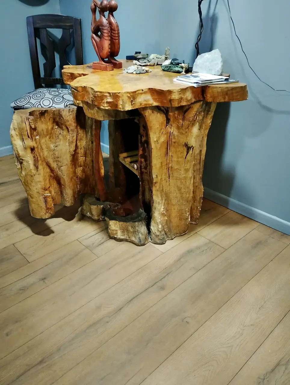 Mesa rústica de tronco tallado - miniatura 2