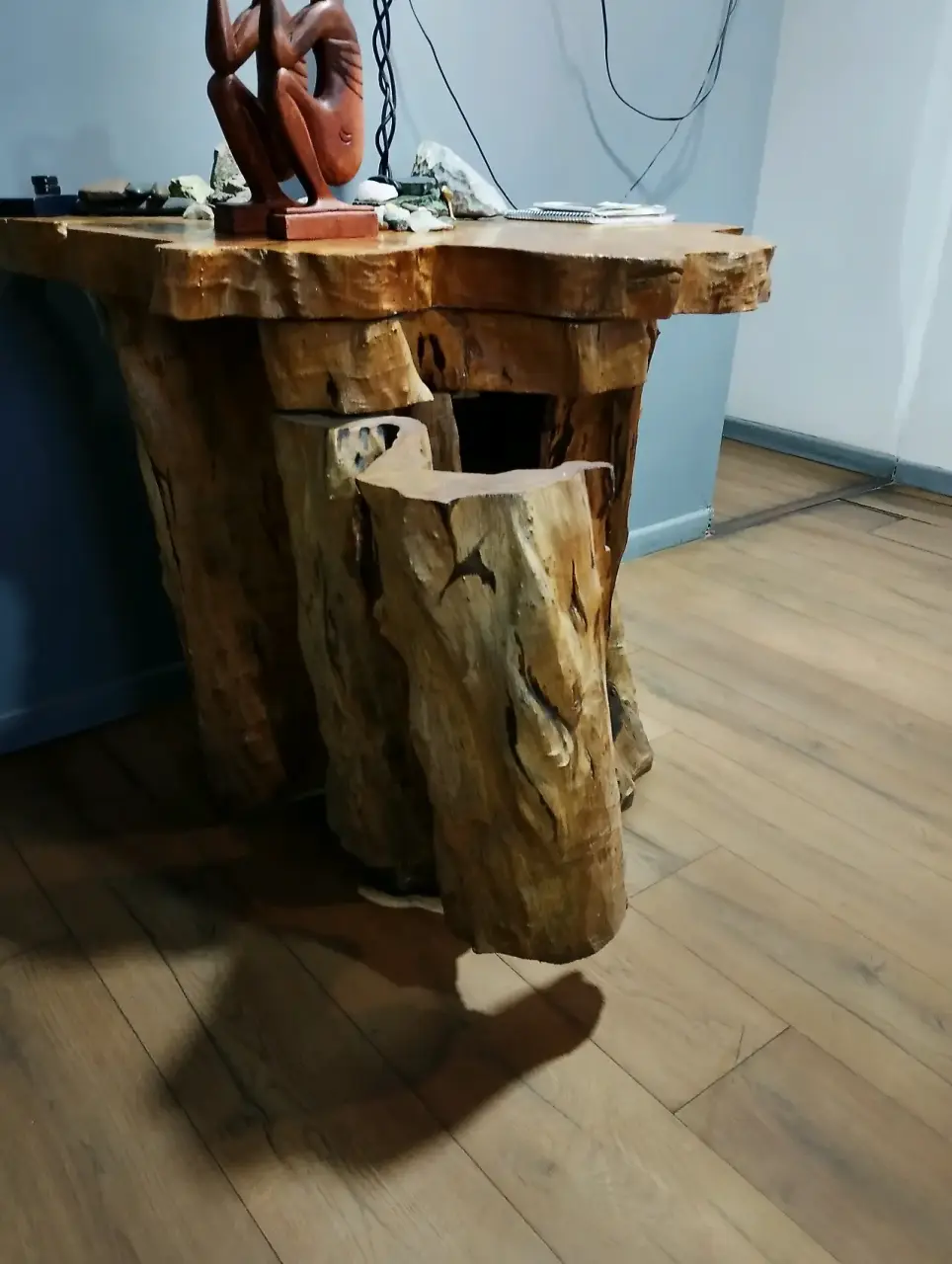 Mesa rústica de tronco tallado - miniatura 3