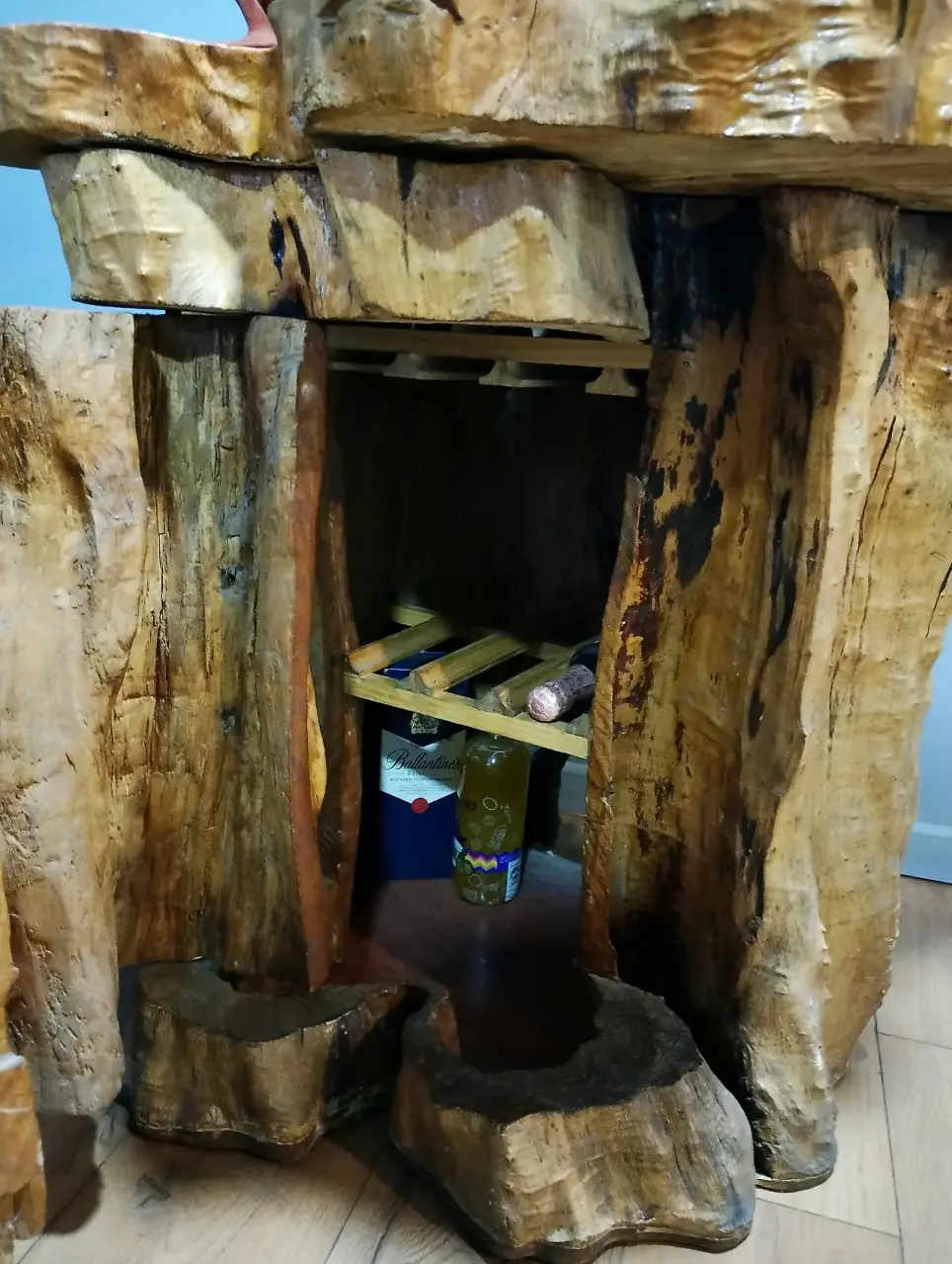 Mesa rústica de tronco tallado - miniatura 4