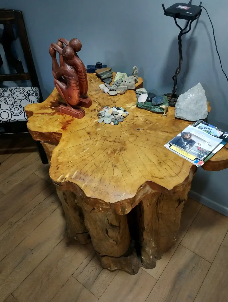 Mesa rústica de tronco tallado - miniatura 5