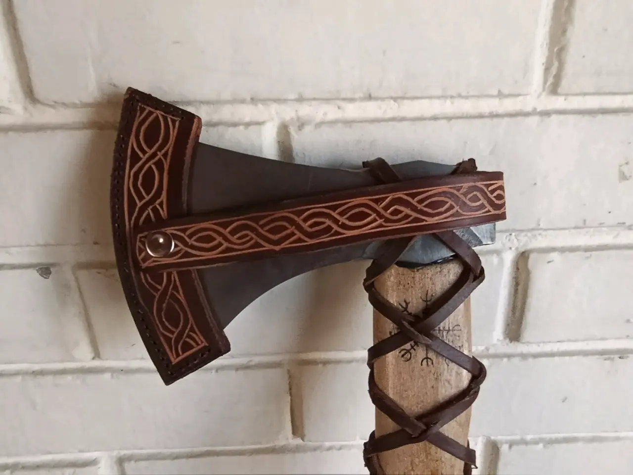 Hacha estilo vikingo con funda de cuero