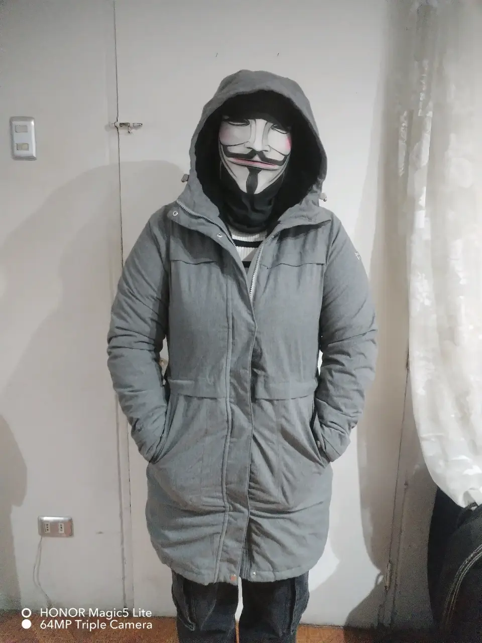 Parka gris con capucha