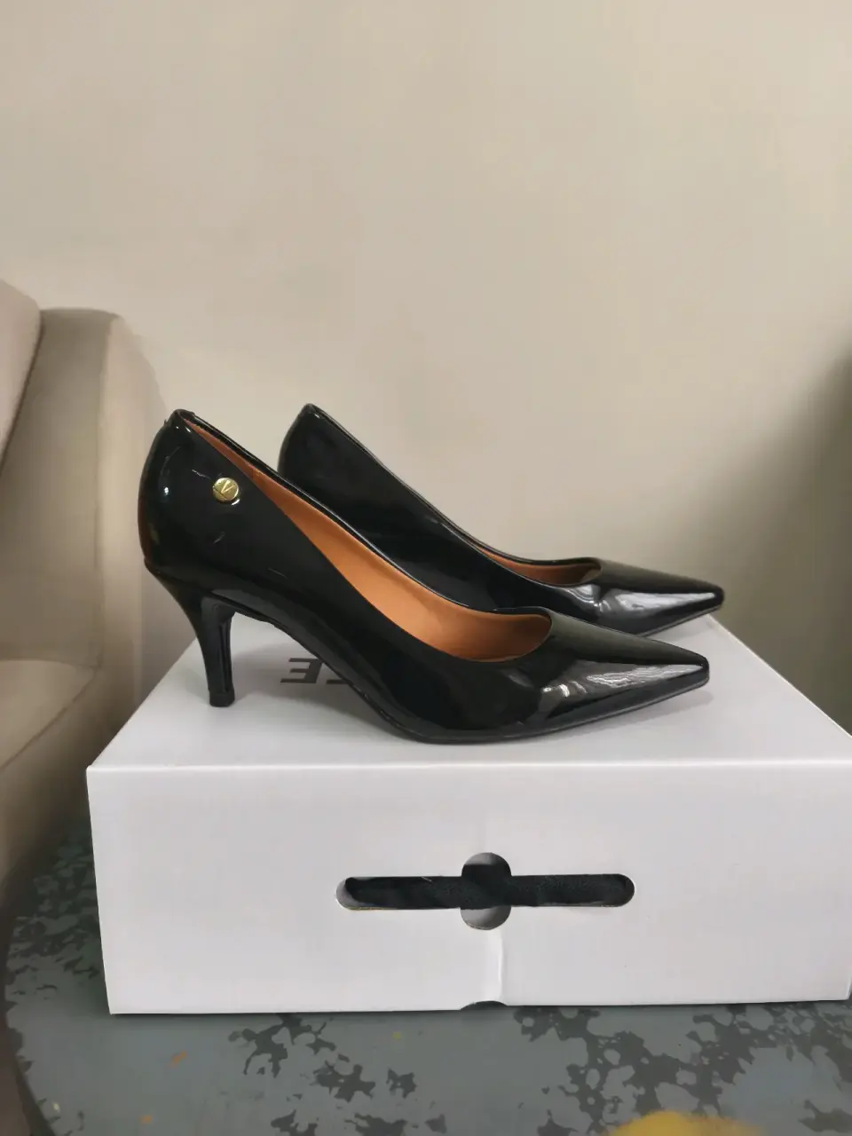 Tacones negros brillantes - miniatura 2