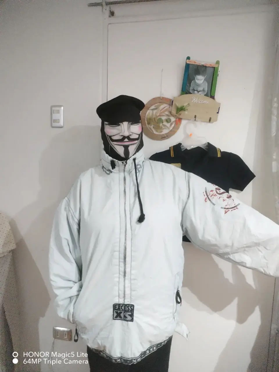 Chaqueta blanca con capucha - miniatura 1