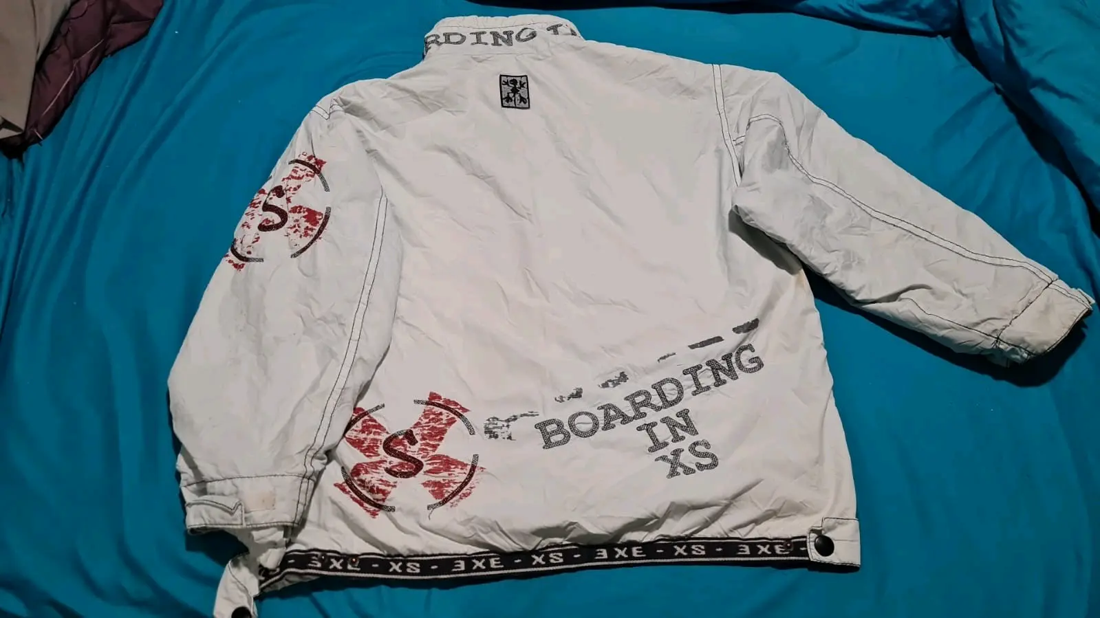Chaqueta blanca con capucha - miniatura 2