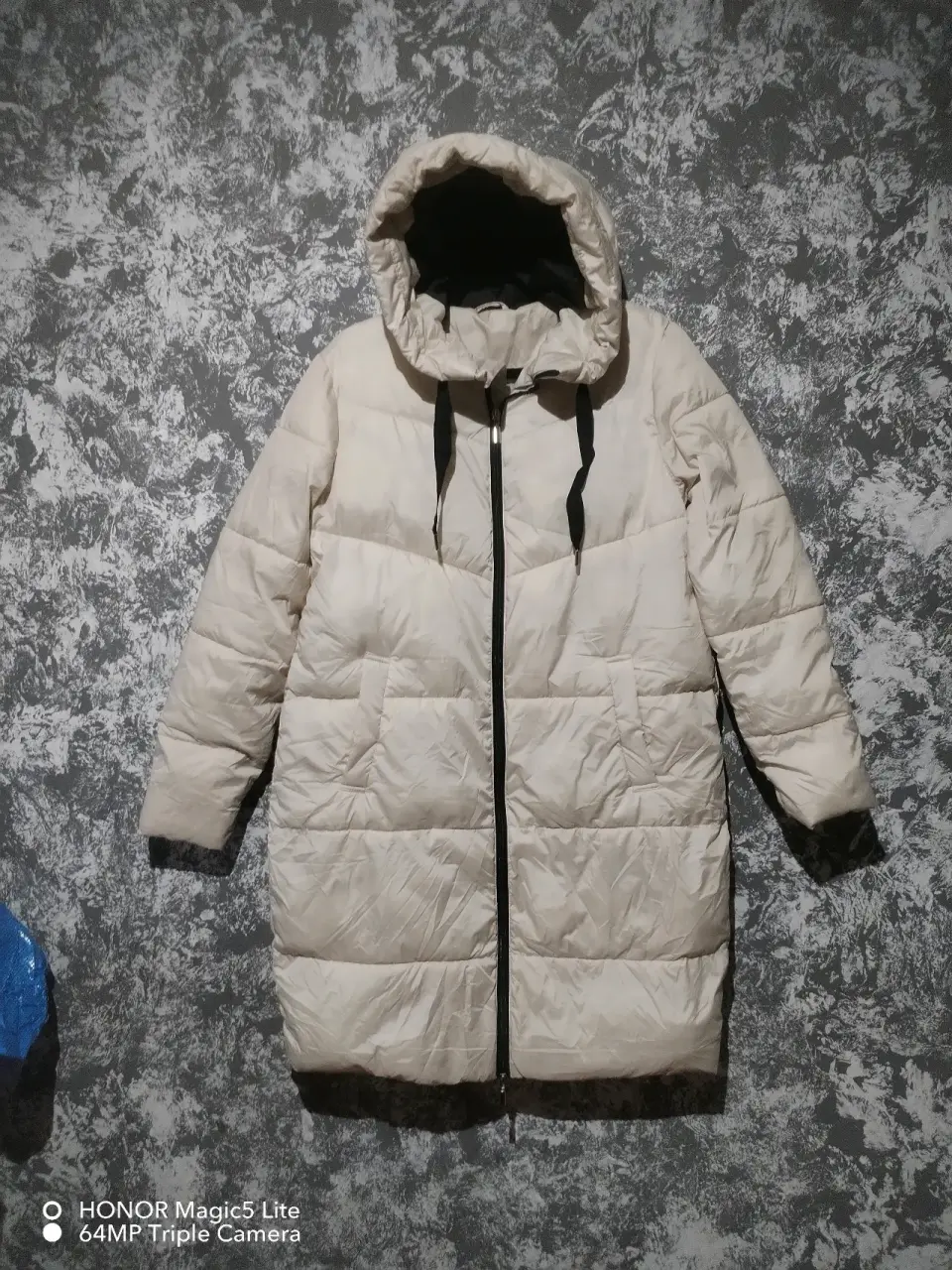 Parka acolchada beige con capucha