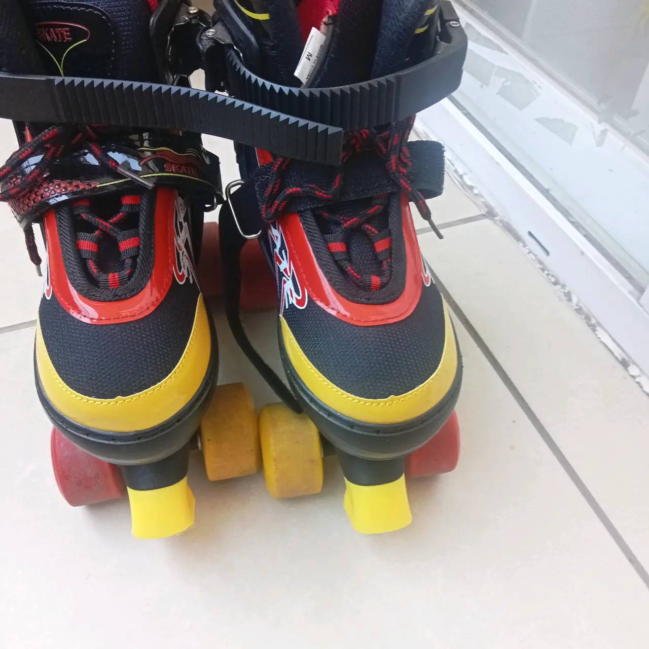 Patines de cuatro ruedas coloridos - miniatura 1