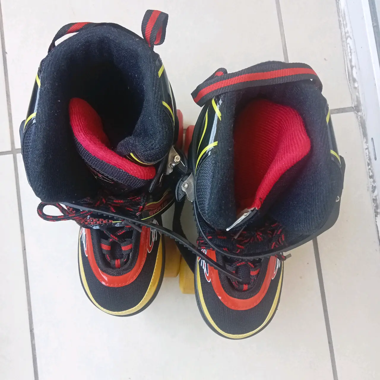 Patines de cuatro ruedas coloridos - miniatura 2