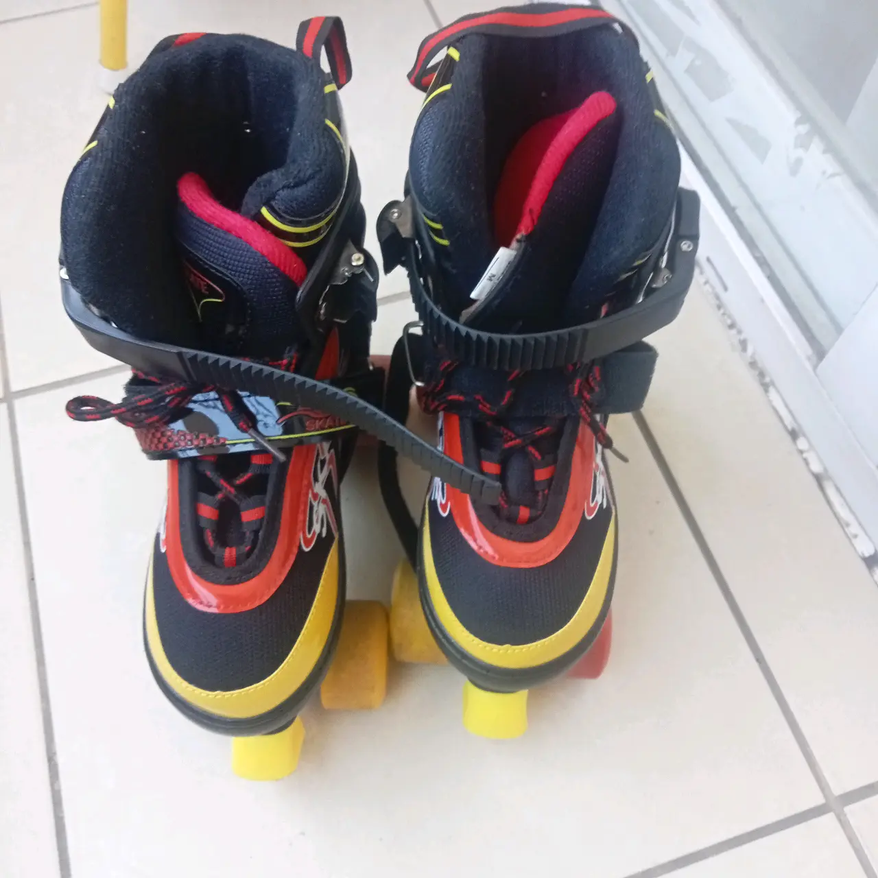 Patines de cuatro ruedas coloridos - miniatura 3