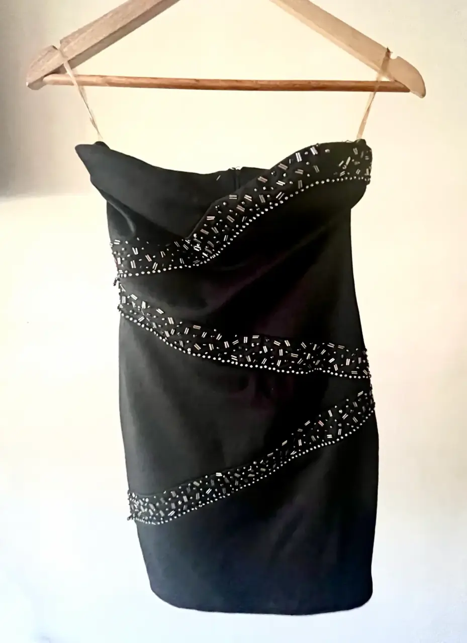 Vestido negro strapless con pedrería - miniatura 1