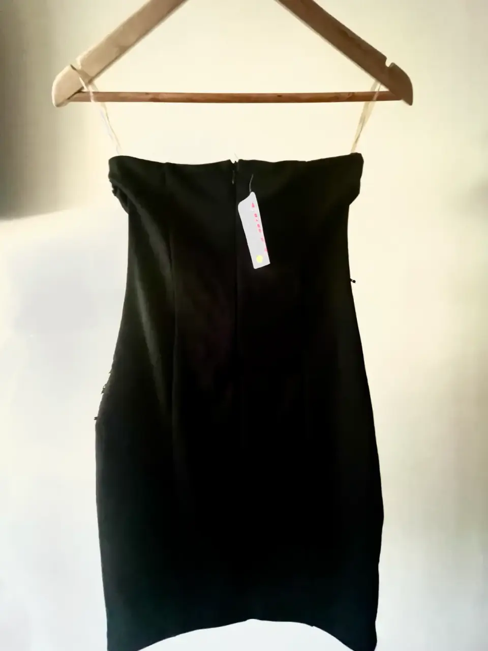 Vestido negro strapless con pedrería - miniatura 2
