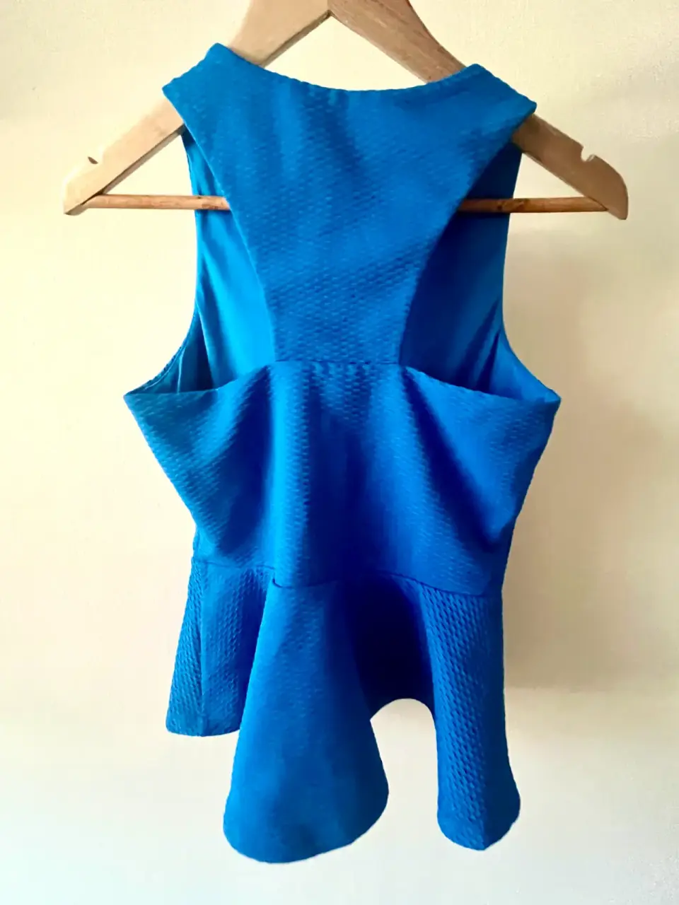 Blusa azul con cierre frontal - miniatura 2