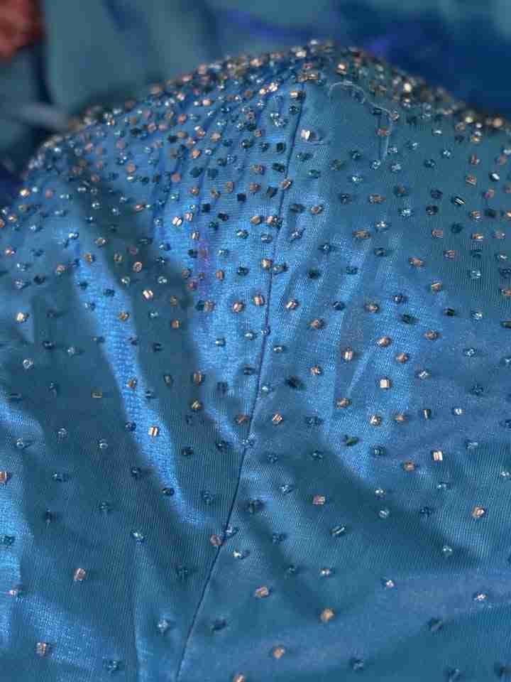 Vestido azul de gala con cristales - miniatura 2