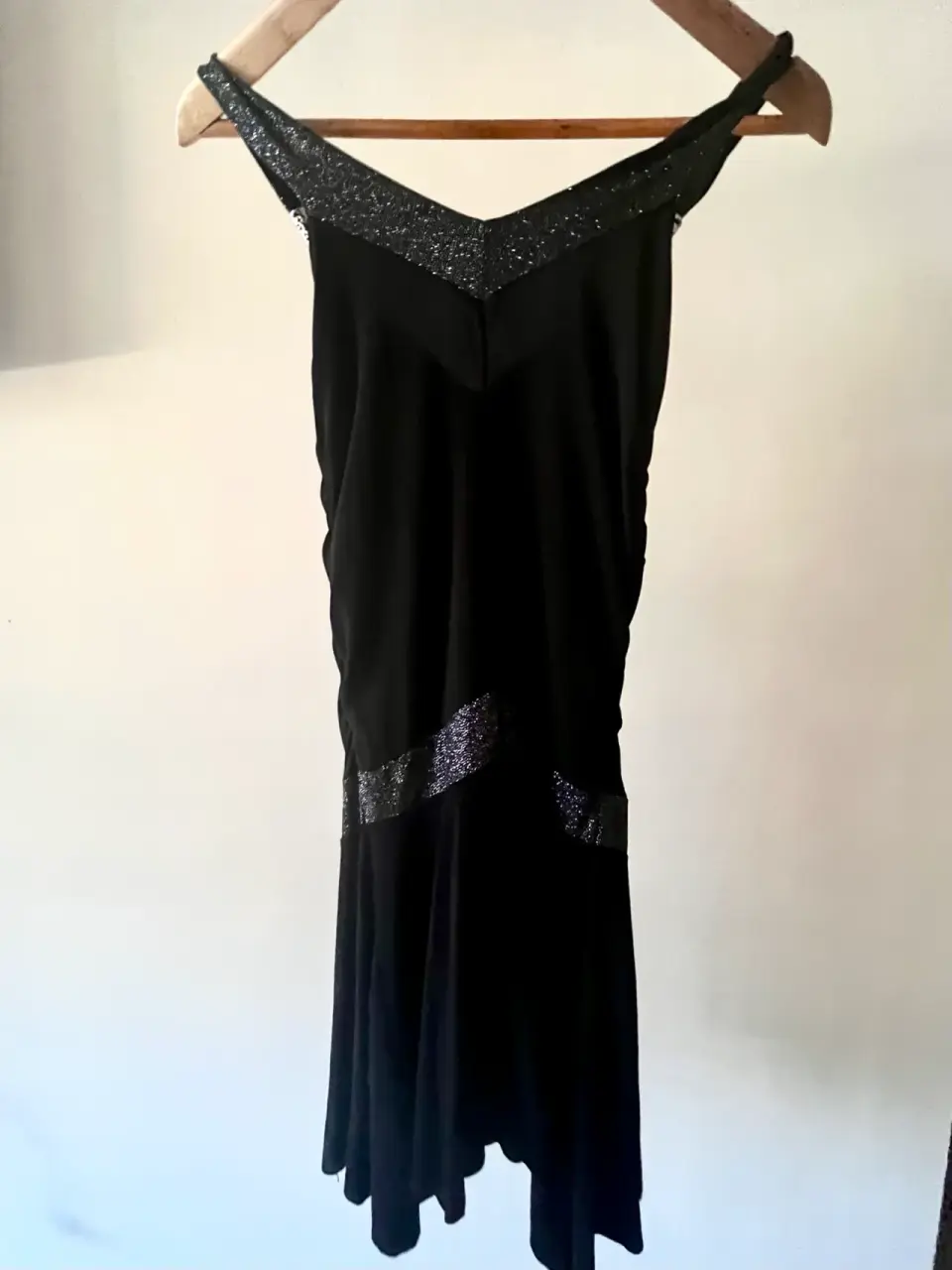 Vestido corto negro brillante - miniatura 2