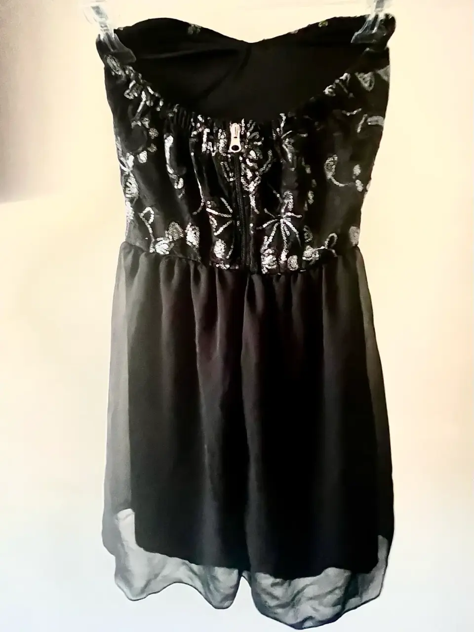 Vestido negro con lentejuelas - miniatura 1
