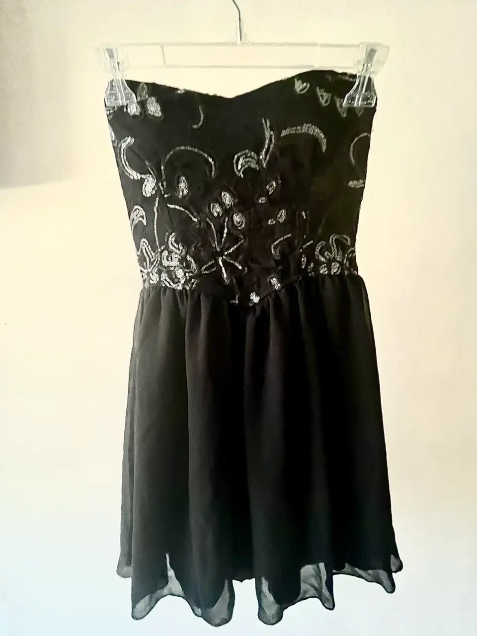 Vestido negro con lentejuelas - miniatura 2