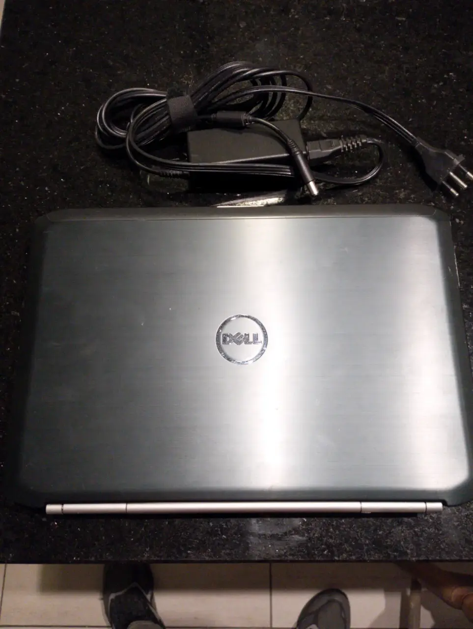 Laptop Dell con cargador - miniatura 1
