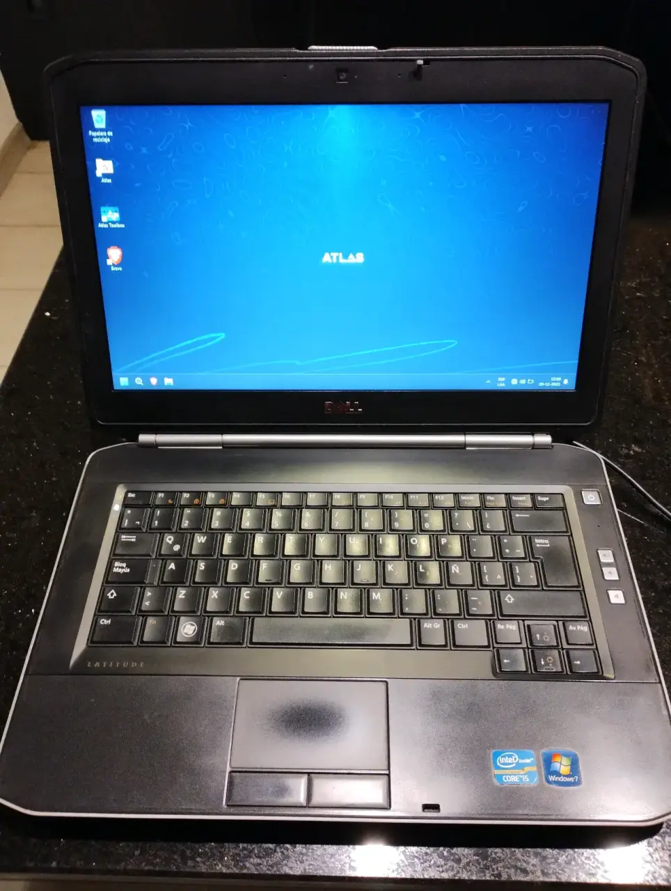 Laptop Dell con cargador - miniatura 2