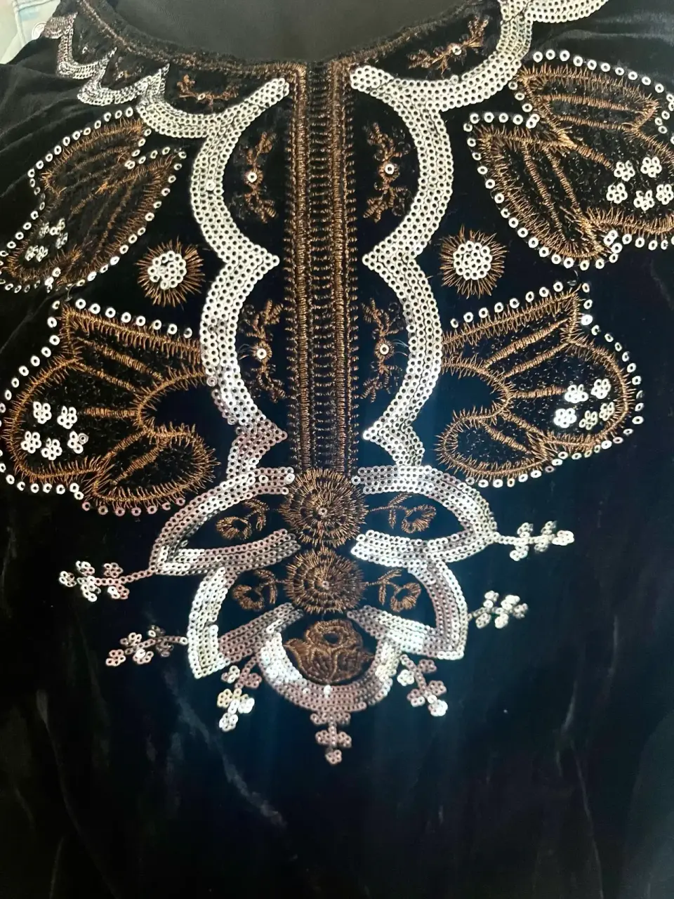 Vestido negro con bordado - miniatura 3
