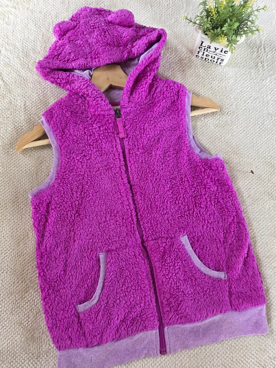 Chaleco morado peludo con capucha. Talla 10/12 - miniatura 1