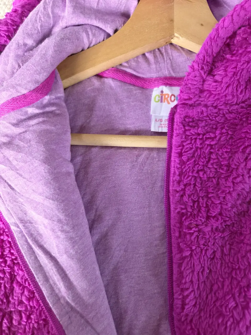 Chaleco morado peludo con capucha. Talla 10/12 - miniatura 3