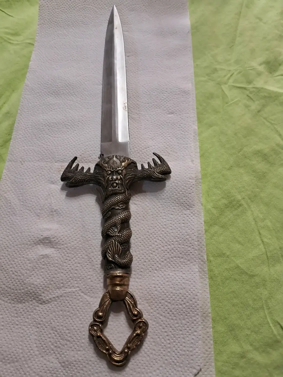 Daga decorativa con empuñadura grabada - miniatura 1