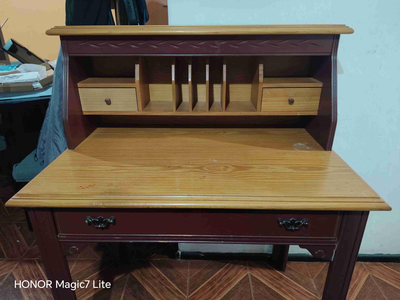 Escritorio de madera con cajones - miniatura 2