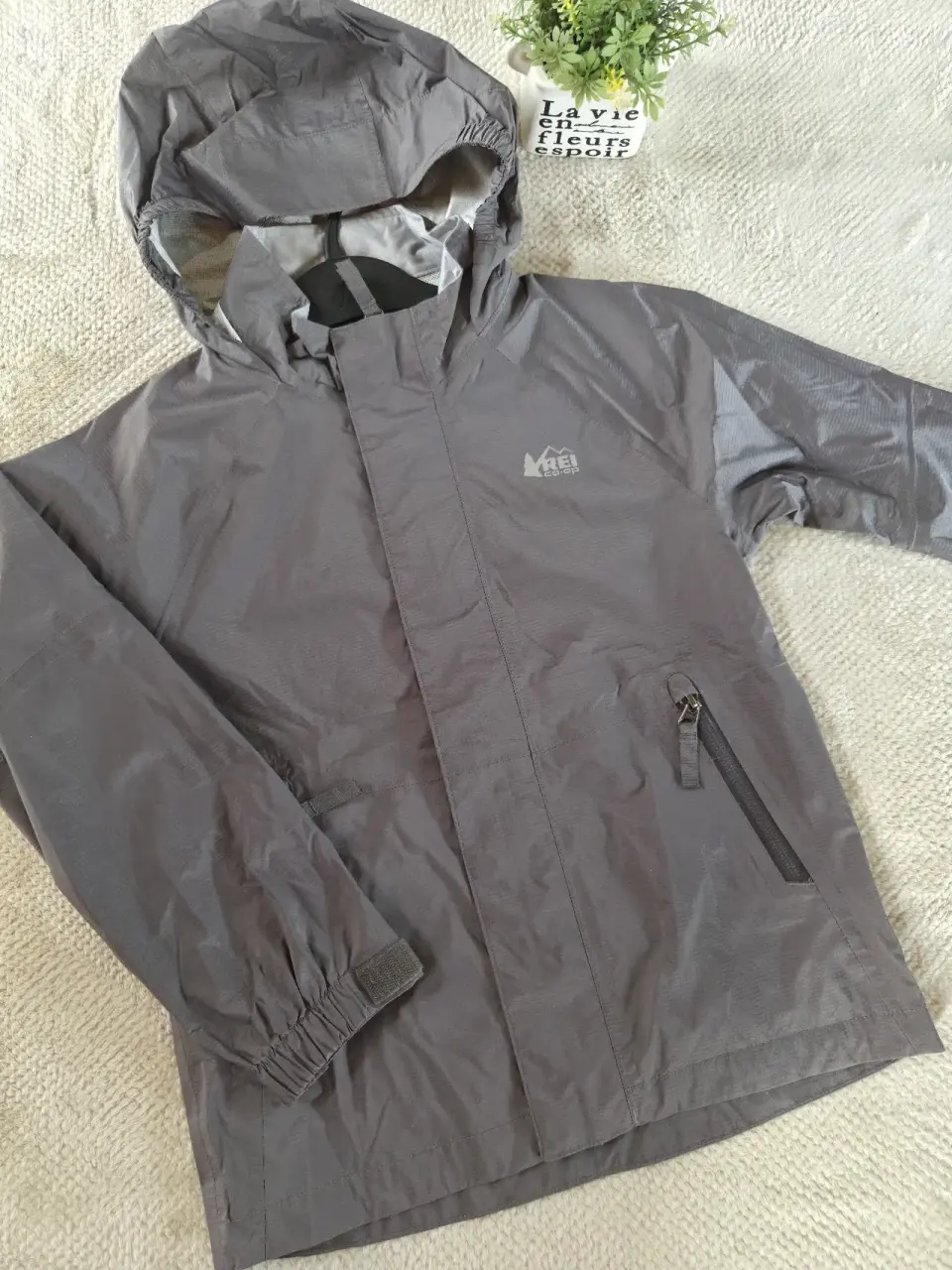 Chaqueta impermeable gris con capucha