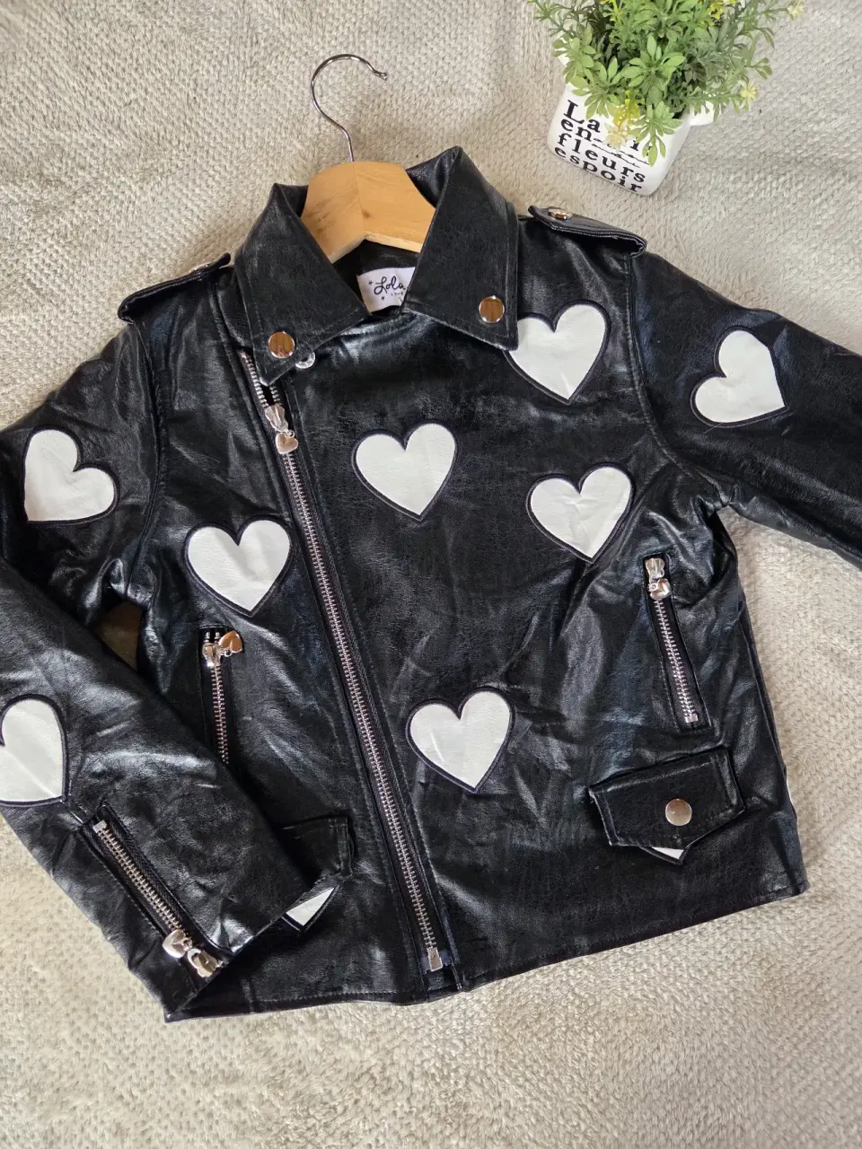 Chaqueta de cuero negra con corazones. Talla 8 - miniatura 1