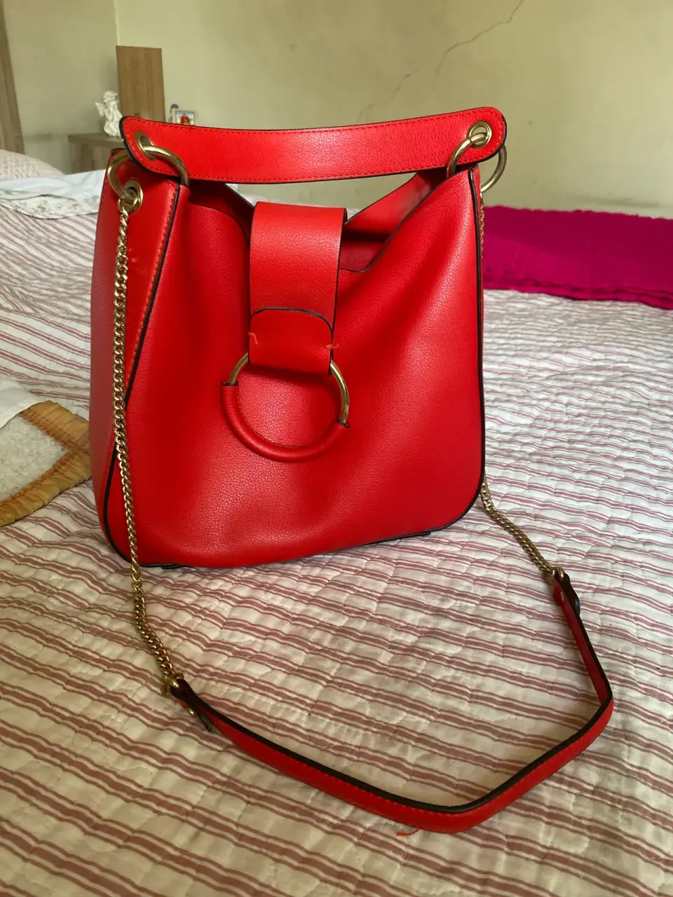 Bolso rojo elegante con cadena - miniatura 2