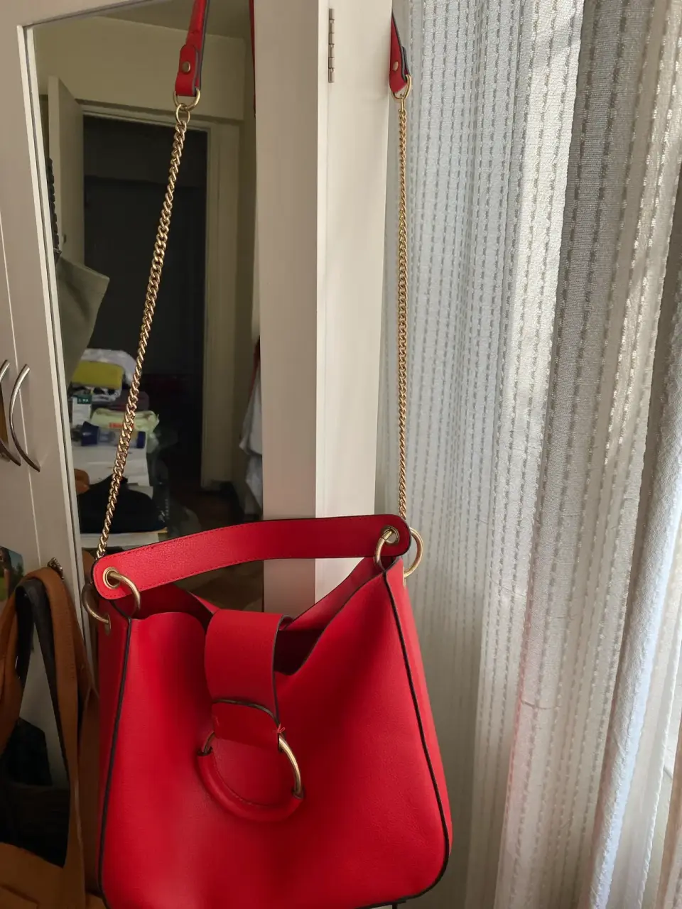 Bolso rojo elegante con cadena - miniatura 3
